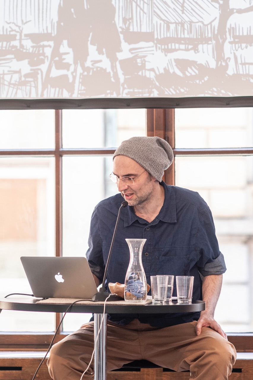 Impression des Comic-Festes „an|grenzen – Wort Bild Wort” am 26. April im Künstlerhaus Hannover<br/>Oliver Grajewski liest aus „Der Tag im Moor”