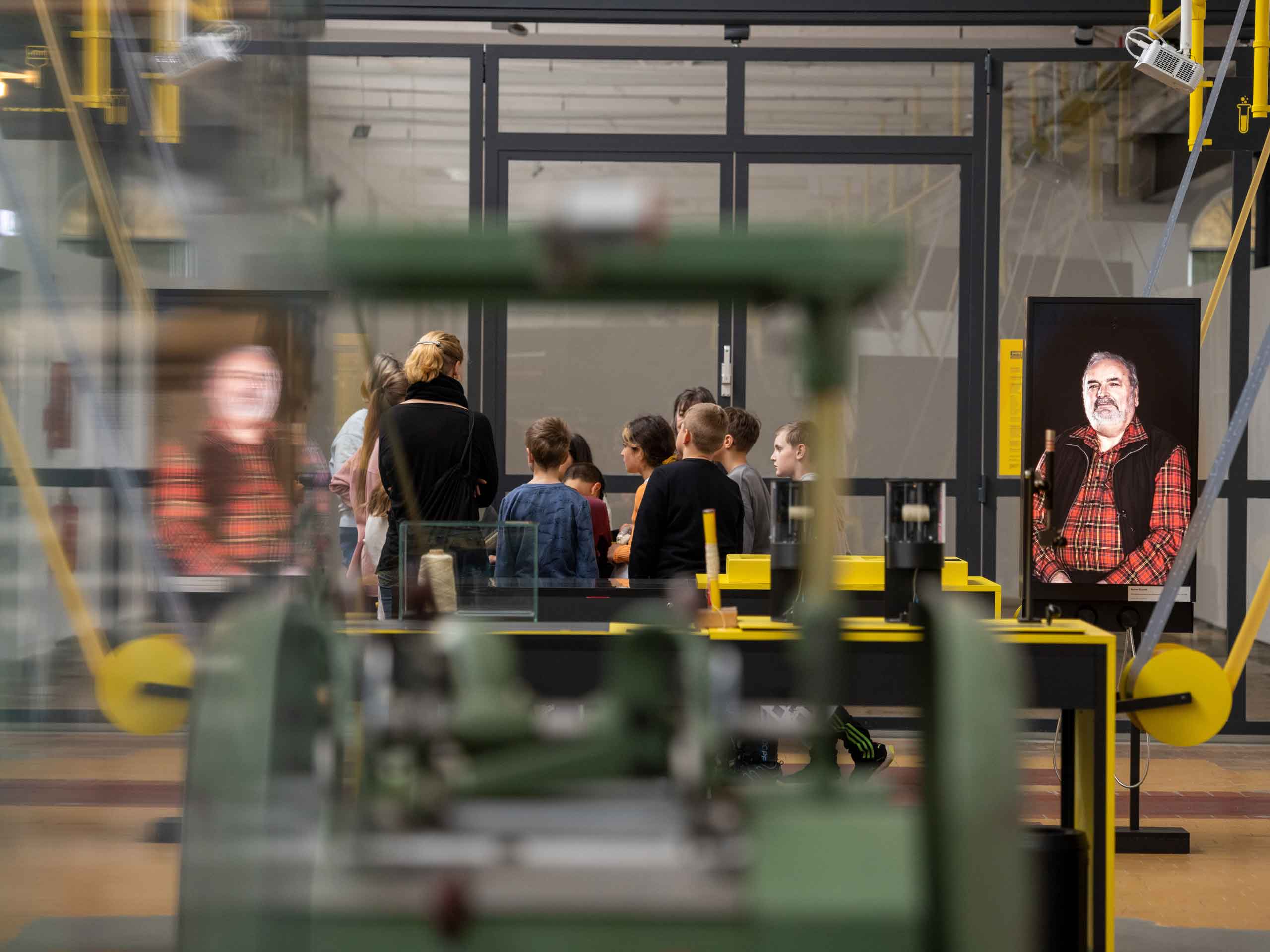 Junge Besucher*innen beim Erkunden der Ausstellung des Nordwestdeutschen Museums für IndustrieKultur