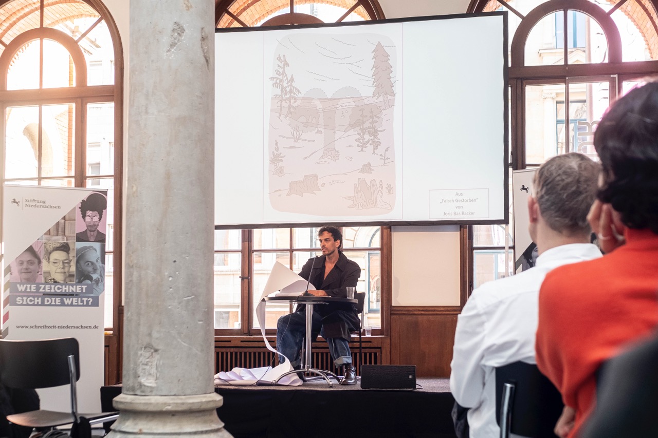 Impression des Comic-Festes „an|grenzen – Wort Bild Wort” am 26. April im Künstlerhaus Hannover<br/>Krisha Kops liest zu einer Zeichnung von Joris Bas Backer.