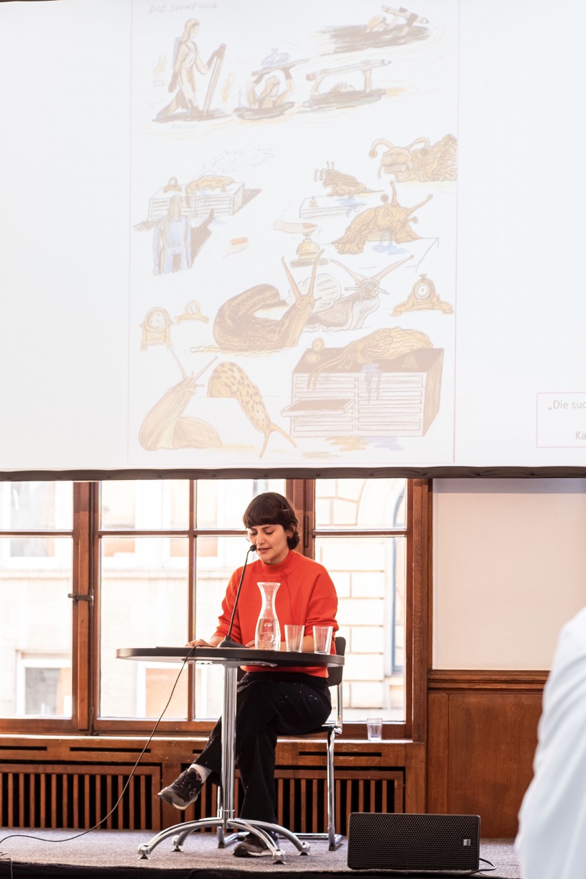 Impression des Comic-Festes „an|grenzen – Wort Bild Wort” am 26. April im Künstlerhaus Hannover<br/>Luna Ali liest einen Text zur Comic-Zeichnung von Katia Fouquet.