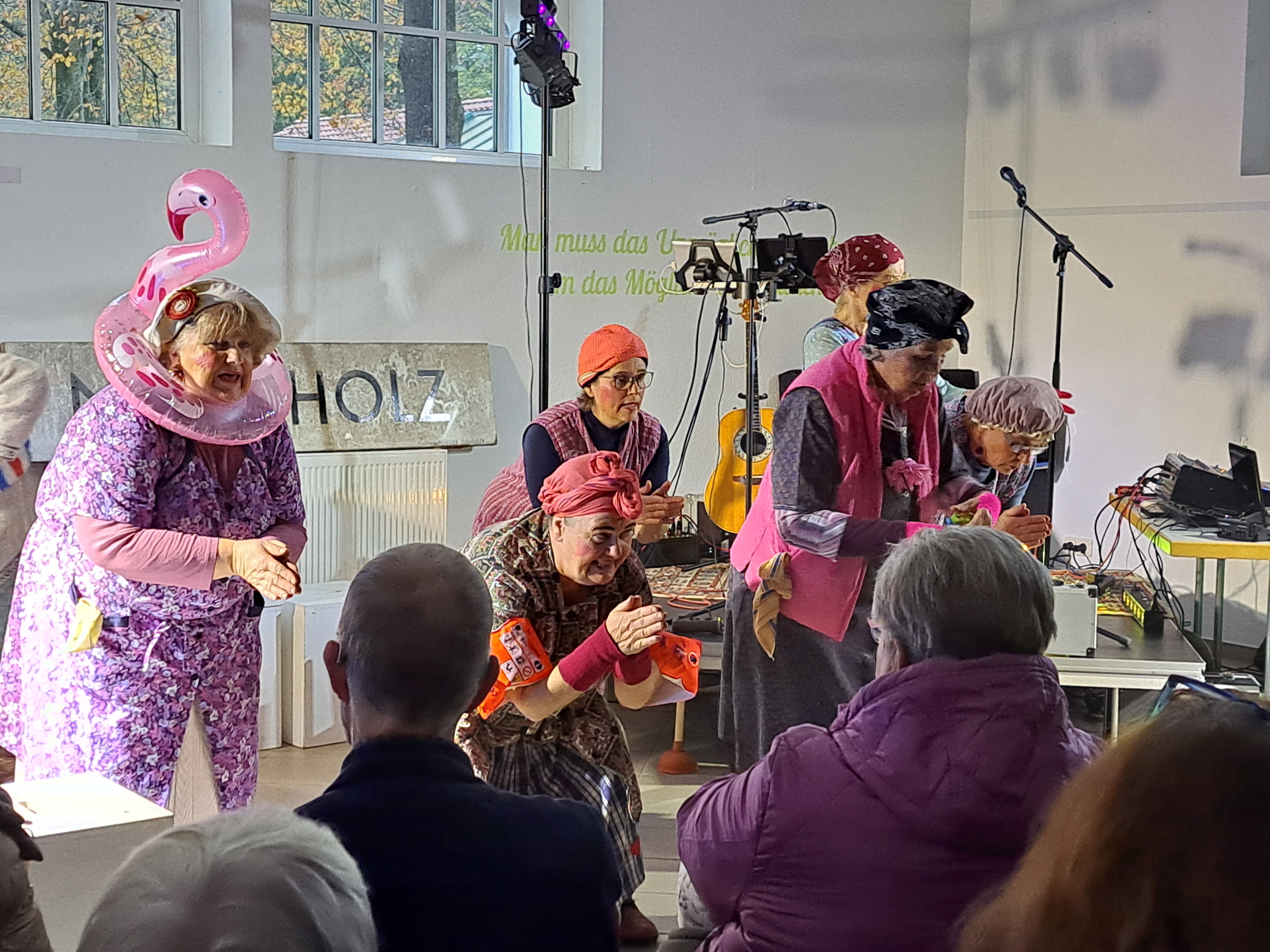 Vital Village: Projekt Das fliegende Kultursofa der Gemeinde Wurster Nordseeküste, hier Auftritt der Theatergruppe Die Feudalen im Nordholzer Bahnhof
